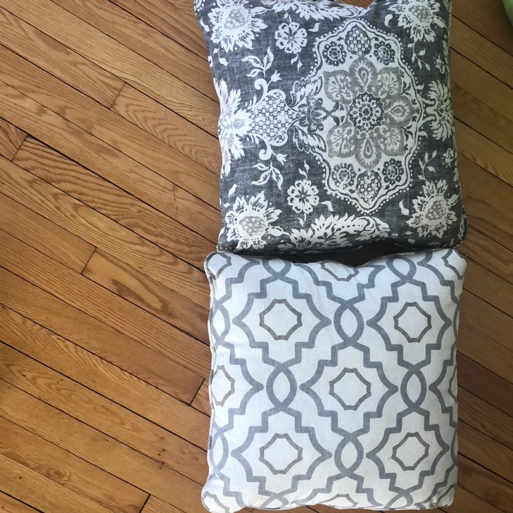 4 throw pillows (2 of each pattern)